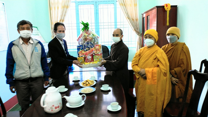 Ban trị sự phật giáo huyện Ea H’Leo thăm, chúc Tết UBMTTQ Việt Nam huyện